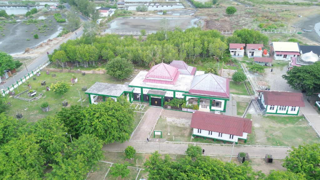 Makam Syiah Kuala merupakan salah satu makam Ulama yang terletak di Gampong Deah Raya 