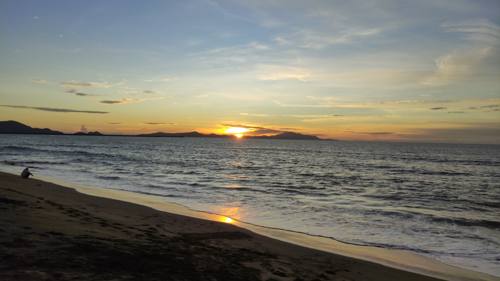 Pantai Syiah Kuala, merupakan salah satu tempat wisata yang terletak di Gampong Deah Raya